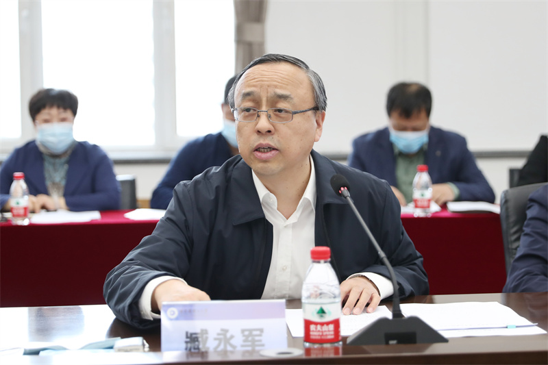 副校长臧永军主持会议并传达上级有关会议精神财务处处长曹乐松作财务