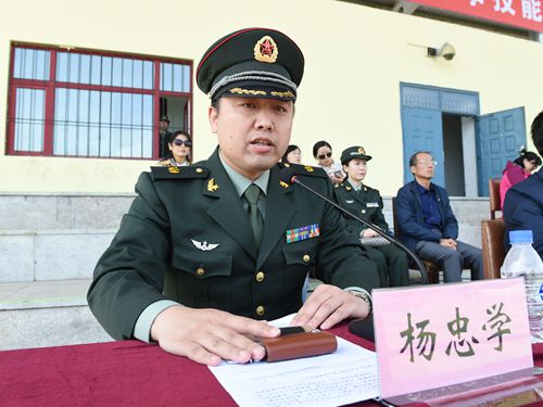 武装部部长杨忠学主持大会马克思主义学院院长张立双担任阅兵总指挥