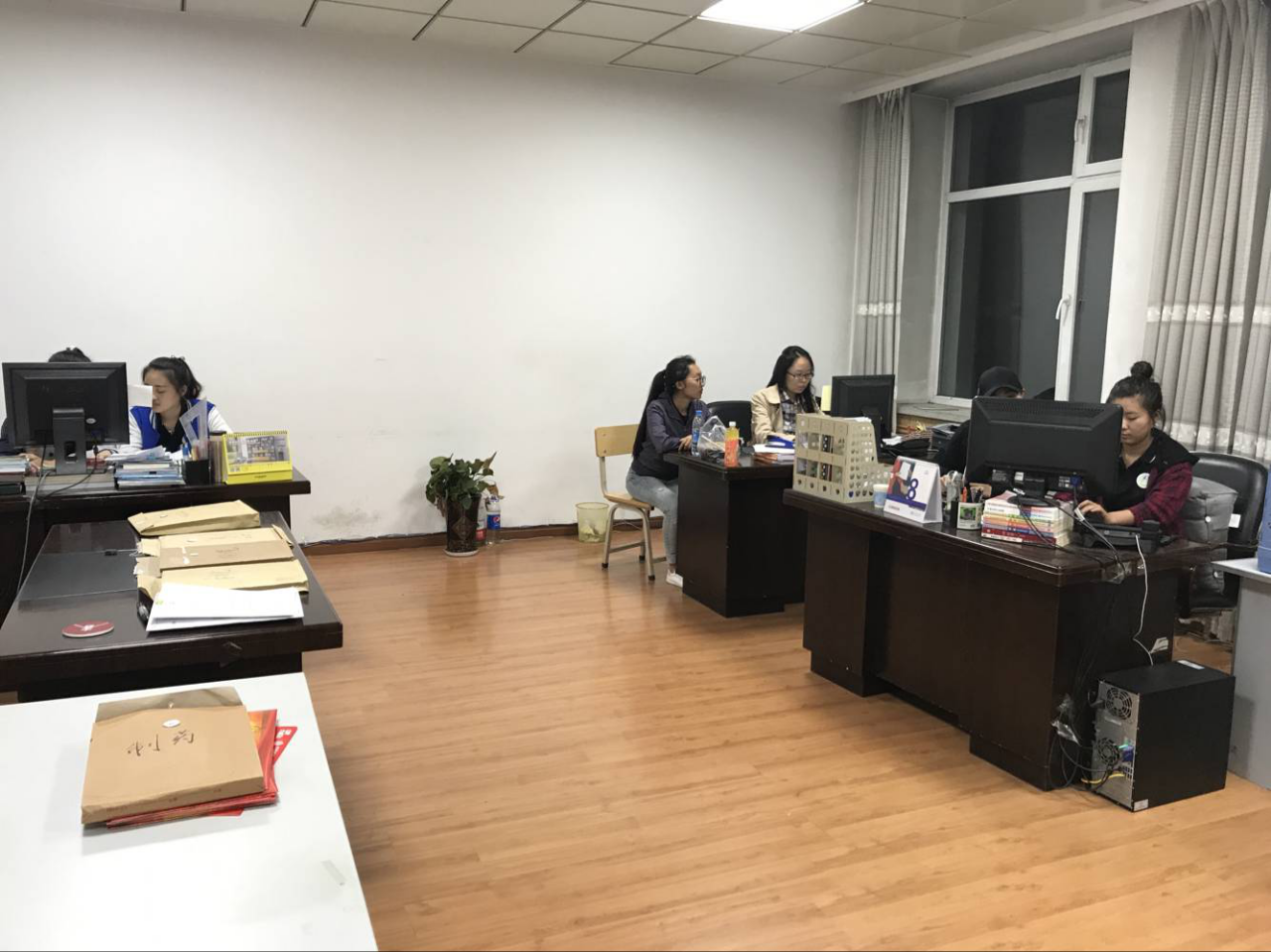              夜晚的辅导员办公室