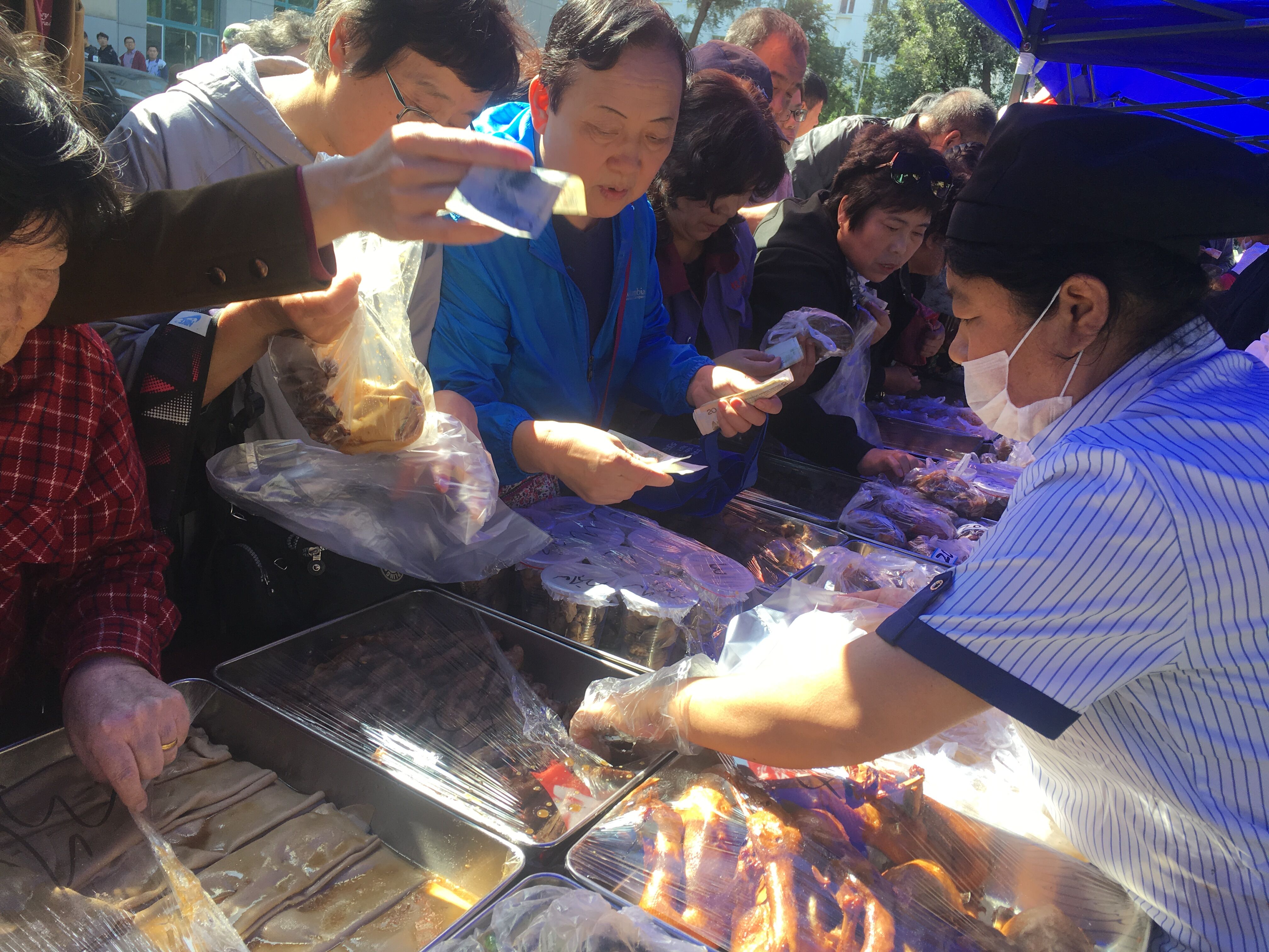 管理处处长安文斌,党委书记原海滨,副处长闫伍夫陪同下来到美食节现场