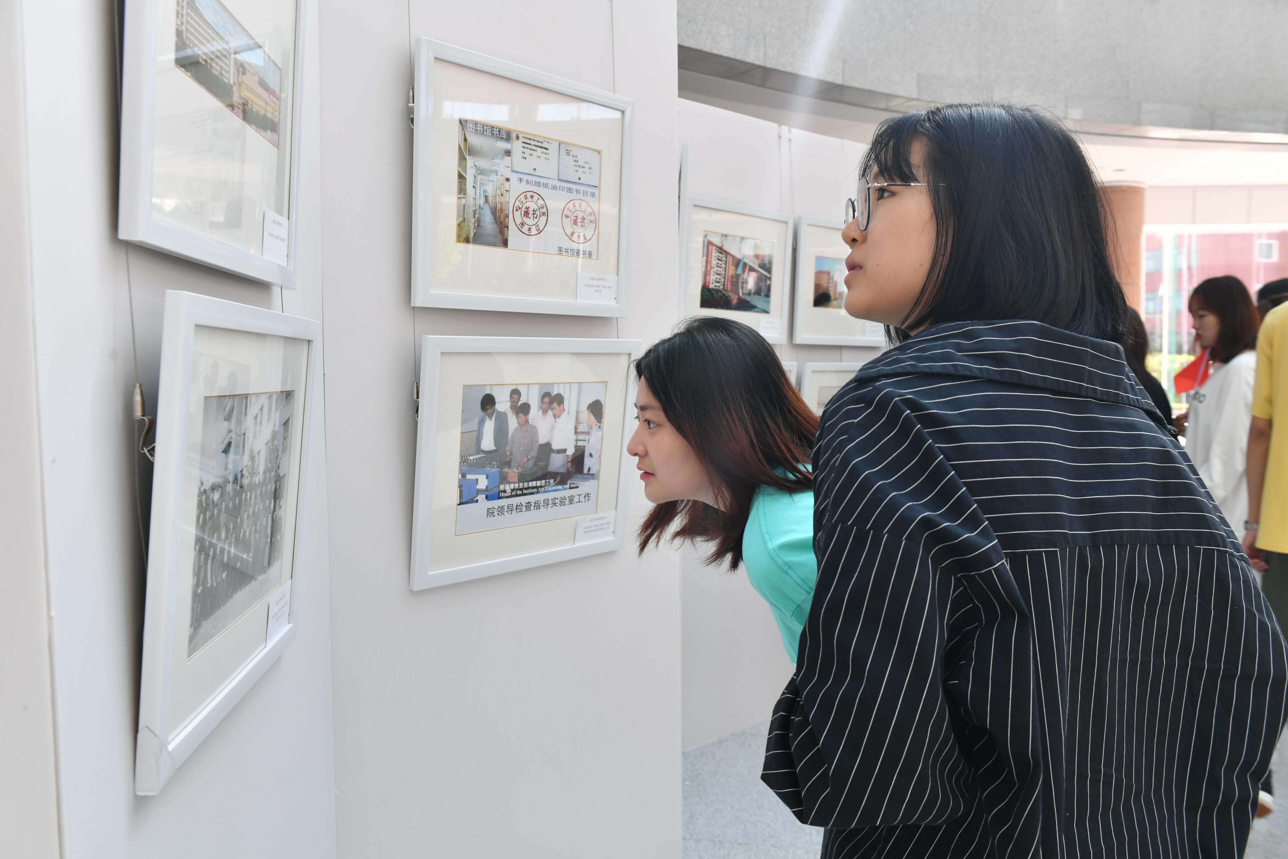 建党100周年威海社会历史变迁照片展"走进荣成学院