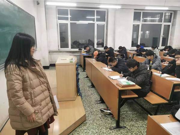 说明: C:\Users\Administrator\Desktop\新闻稿1\配图\01模拟考试现场.jpg