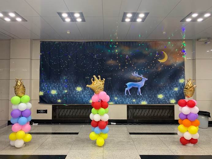 说明: C:\Users\Administrator\Desktop\2019级迎新晚会新闻稿\2.外场布置.jpg