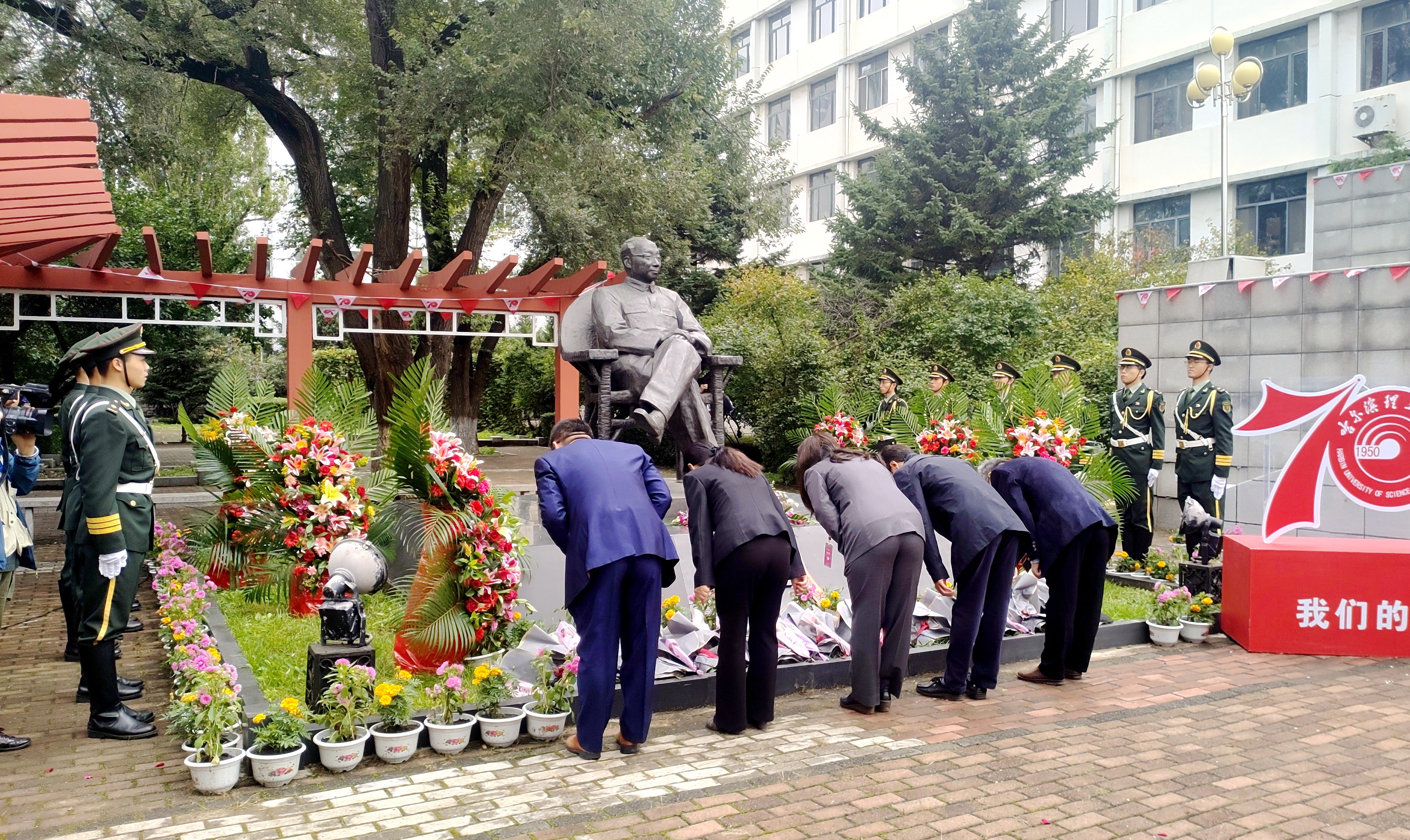 建校70周年|学校举行向王大珩先生铜像献花暨题词浮雕揭幕仪式